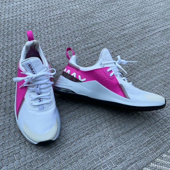 Nike - Picture 2 of 6